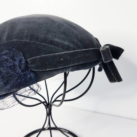 1950s Vintage Luxury Paris Blue Velvet Hat, Georgette de Treze Paris Velvet Hat - Picture 6 of 10